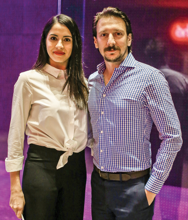 Ünlü oyuncu şarkılarıyla büyüledi