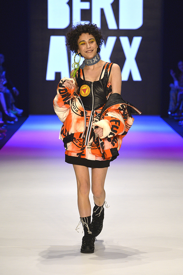 DB Berdan defilesinde Ceza podyumda