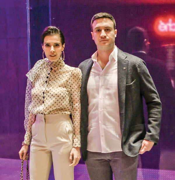 Ünlü oyuncu şarkılarıyla büyüledi