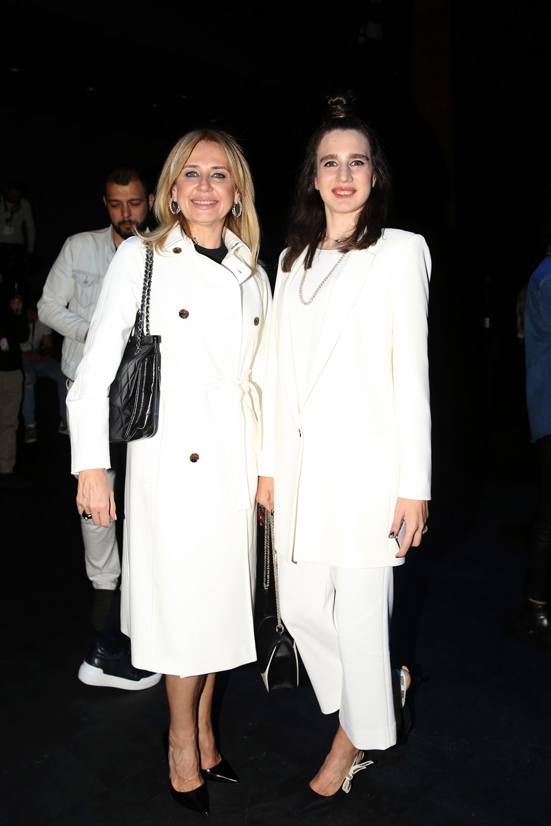 Özgür Masur, Mercedes-Benz Fashion Week İstanbul’a disko ruhunu taşıdı!