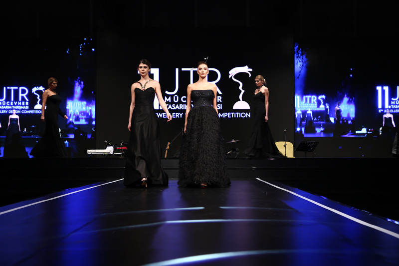 Mücevher Tasarım Yarışması'nda Özge Ulusoy podyuma çıktı, Defne Samyeli sahne aldı