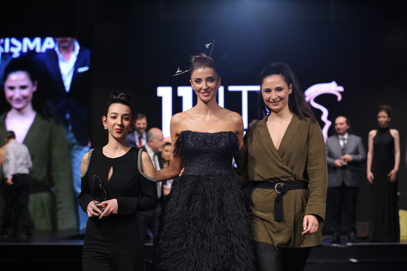 Mücevher Tasarım Yarışması'nda Özge Ulusoy podyuma çıktı, Defne Samyeli sahne aldı