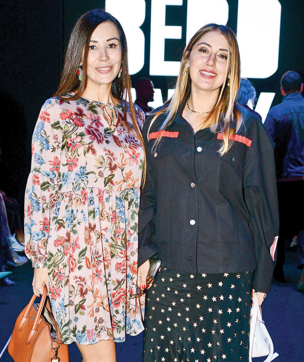 Yeni koleksiyona mesaj içerikli defile