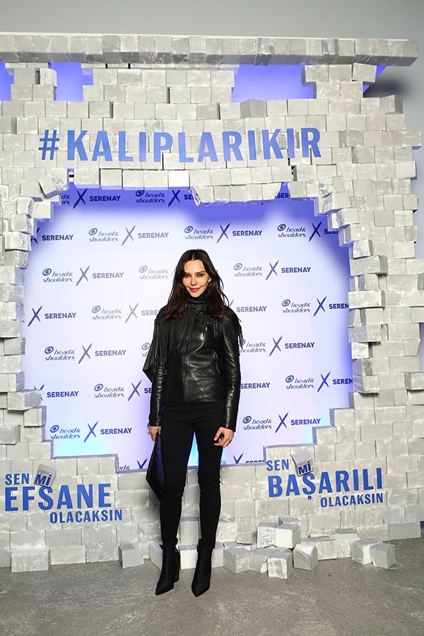 Serenay Sarıkaya göz doldurdu