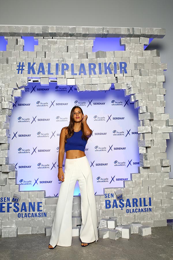 Serenay Sarıkaya göz doldurdu