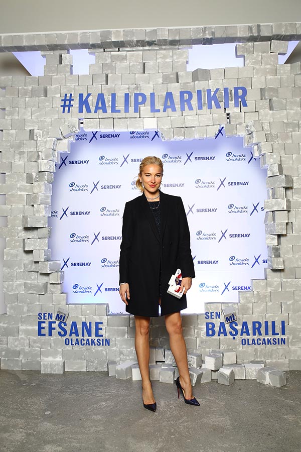 Serenay Sarıkaya göz doldurdu