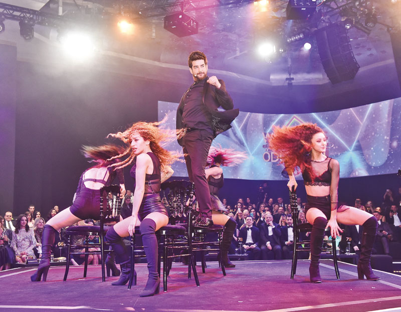 Ödül gecesinde yıldızlar geçidi