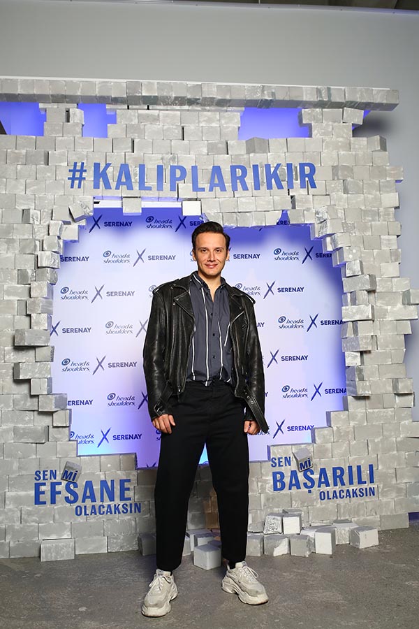 Serenay Sarıkaya göz doldurdu