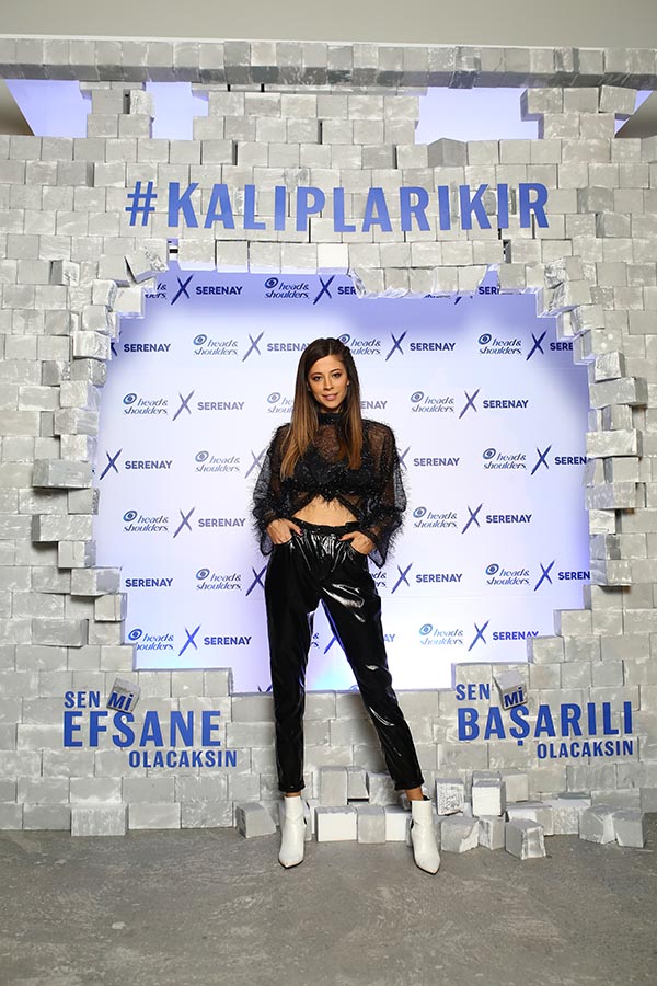 Serenay Sarıkaya göz doldurdu