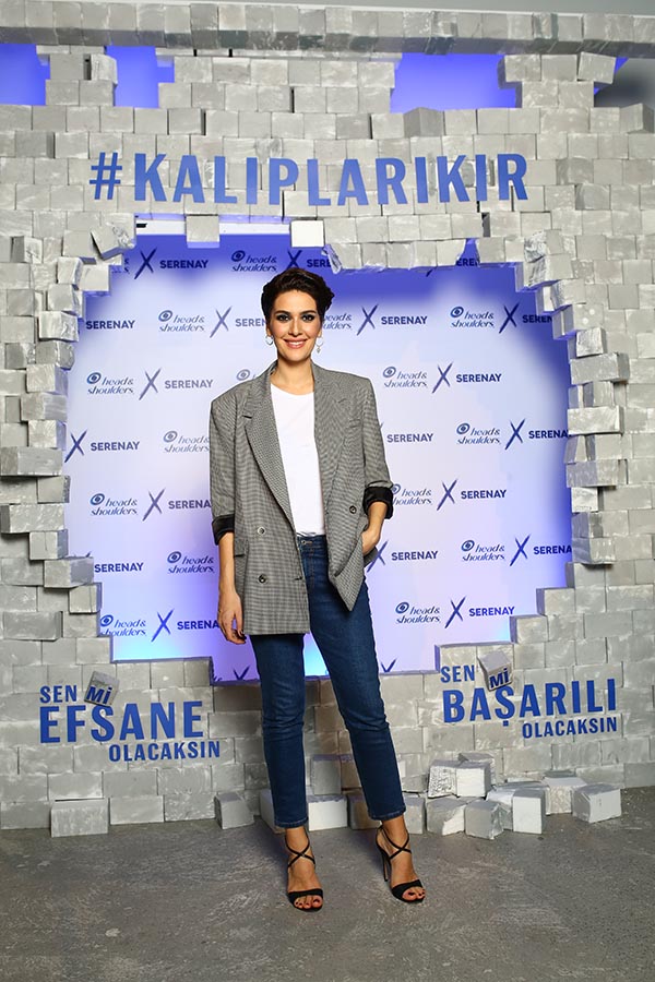 Serenay Sarıkaya göz doldurdu