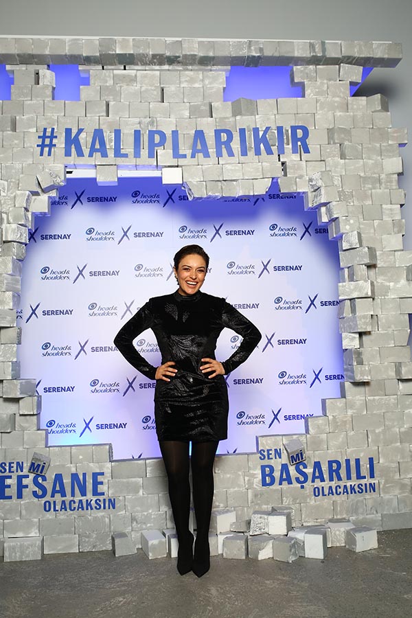 Serenay Sarıkaya göz doldurdu