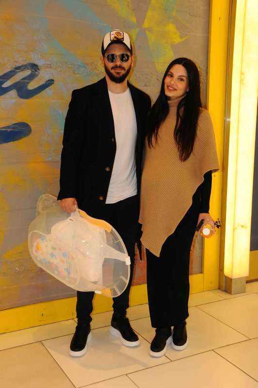 Almeda Abazi ve Tolgahan Sayışman, çocuklarını kucaklarına almak için gün sayıyor