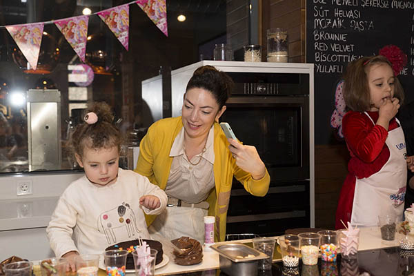 Buse Terim’in ev sahipliğinde keyifli kutlama