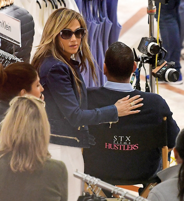 Sokaklar film setine döndü