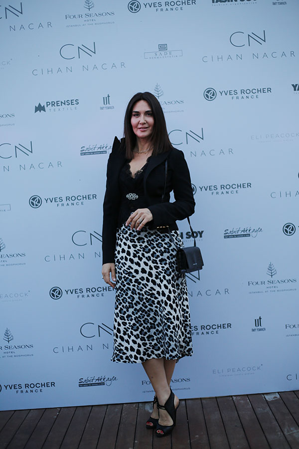 Cihan Nacar’dan Boğaz’da kırmızı defile