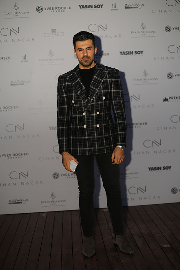 Cihan Nacar’dan Boğaz’da kırmızı defile