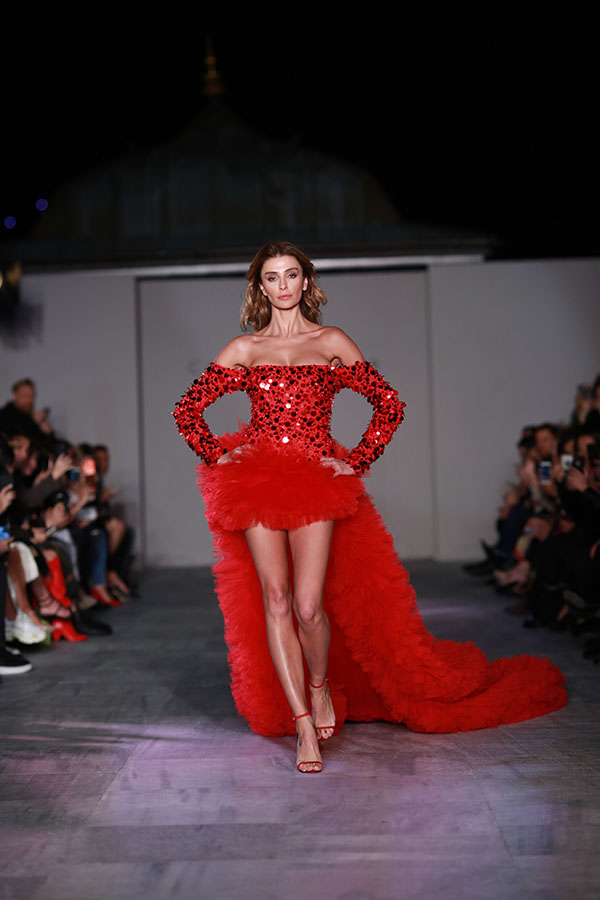 Cihan Nacar’dan Boğaz’da kırmızı defile