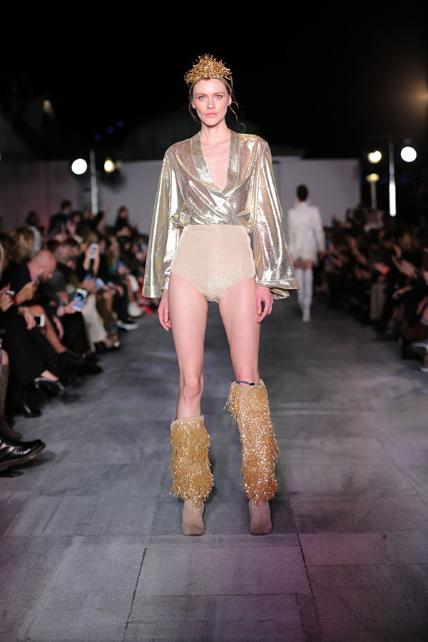 Cihan Nacar’dan Boğaz’da kırmızı defile