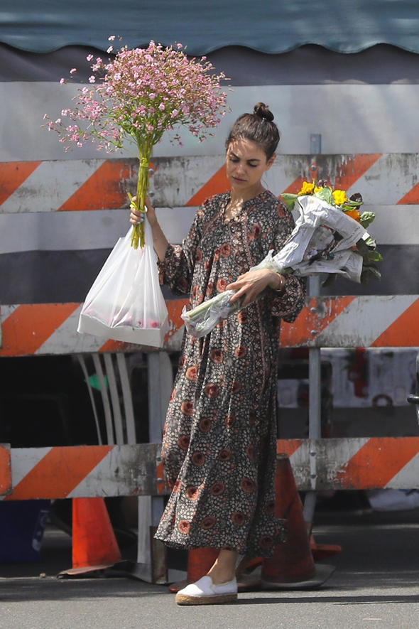 Mila Kunis ve Ashton Kutcher çocuklarıyla pazara gitti