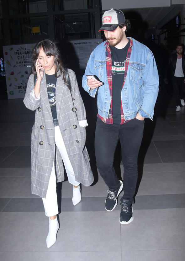 Çağatay Ulusoy ve Duygu Sarışın çok mutlu