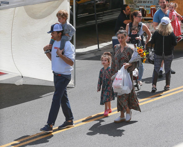 Mila Kunis ve Ashton Kutcher çocuklarıyla pazara gitti