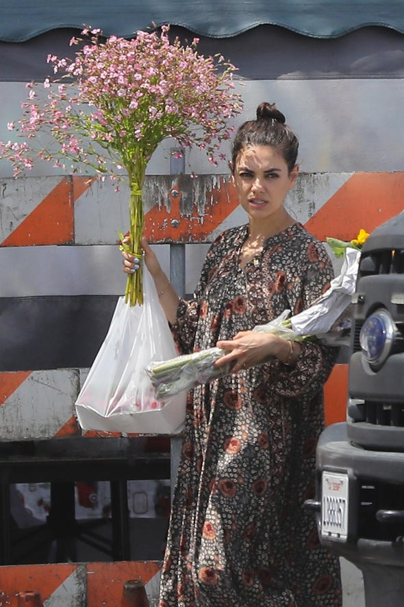 Mila Kunis ve Ashton Kutcher çocuklarıyla pazara gitti