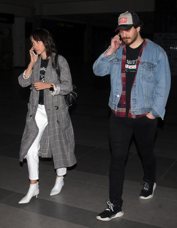 Çağatay Ulusoy ve Duygu Sarışın çok mutlu