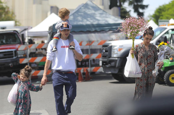 Mila Kunis ve Ashton Kutcher çocuklarıyla pazara gitti