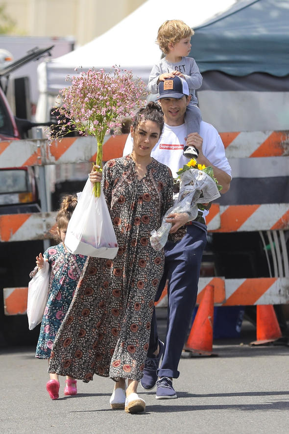 Mila Kunis ve Ashton Kutcher çocuklarıyla pazara gitti