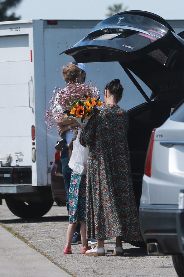 Mila Kunis ve Ashton Kutcher çocuklarıyla pazara gitti