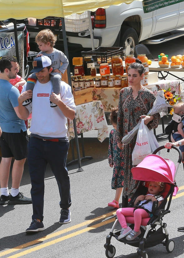 Mila Kunis ve Ashton Kutcher çocuklarıyla pazara gitti