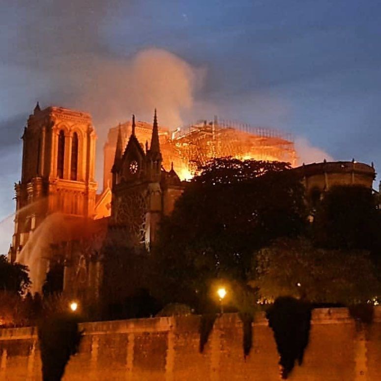 Notre Dame Katedrali'nde çıkan yangın sonrası ünlü isimlerin mesajları...