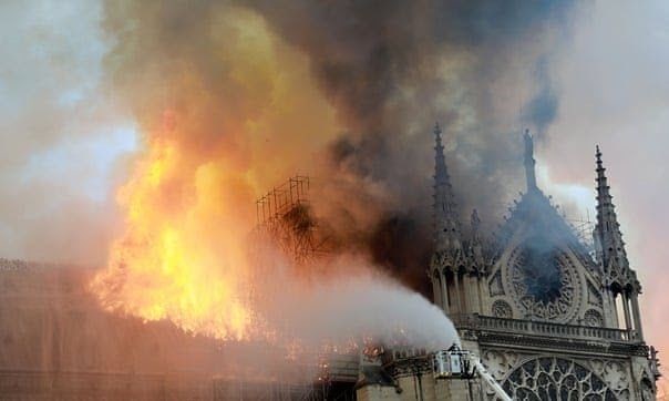 Notre Dame Katedrali'nde çıkan yangın sonrası ünlü isimlerin mesajları...