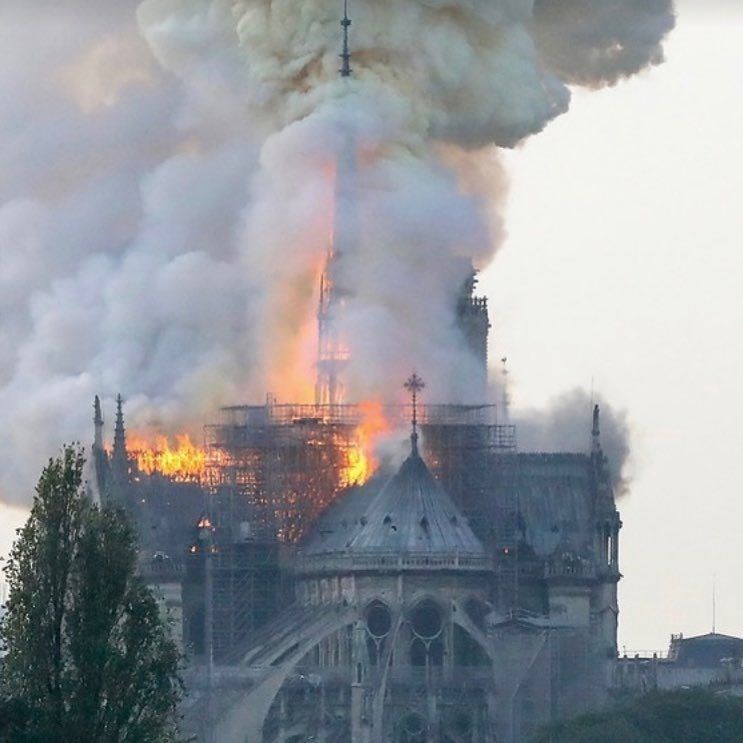 Notre Dame Katedrali'nde çıkan yangın sonrası ünlü isimlerin mesajları...