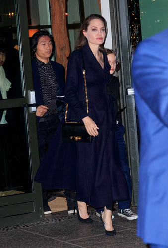 Meghan Markle, Angelina Jolie'nin izinden gidiyor