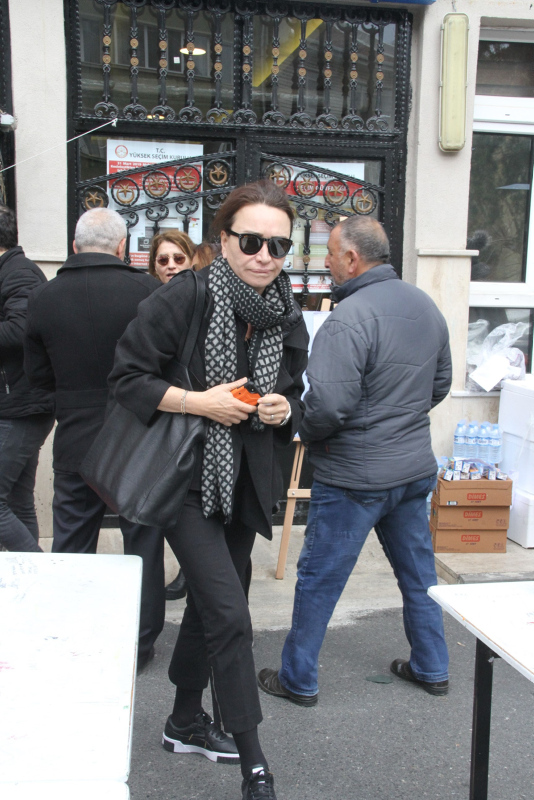 Demet Akbağ, Zafer Çika için mevlüt okuttu