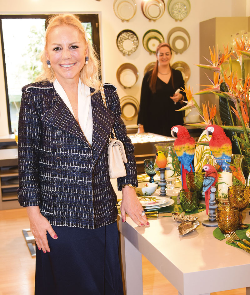 Yeni adresinde davetlilerini ağırladı 