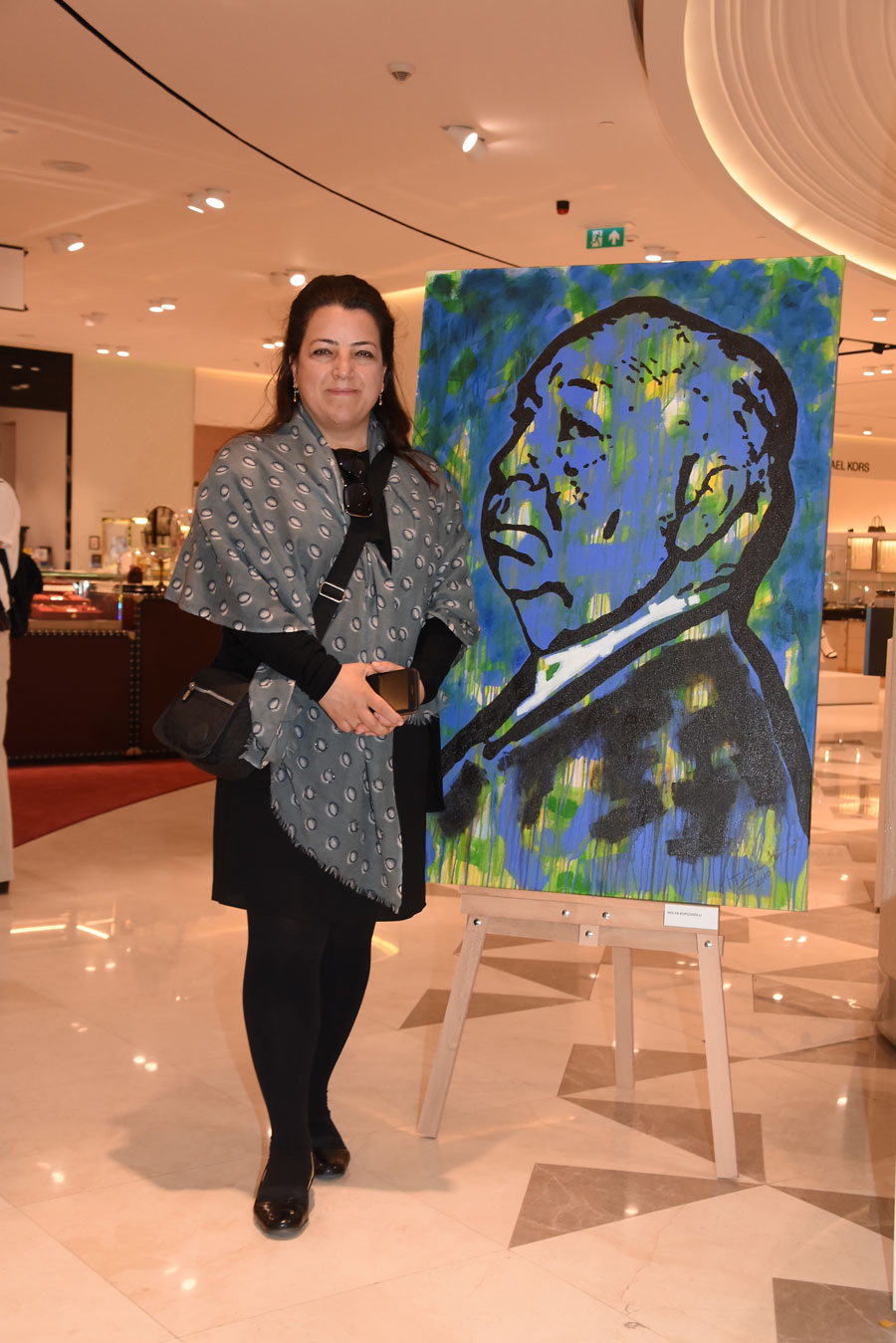 Vitrinler sanatla buluştu