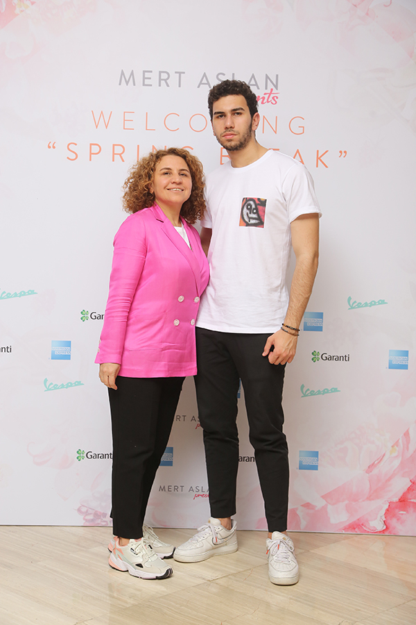 Moda tutkunları alışveriş etkinliğinde bir araya geldi