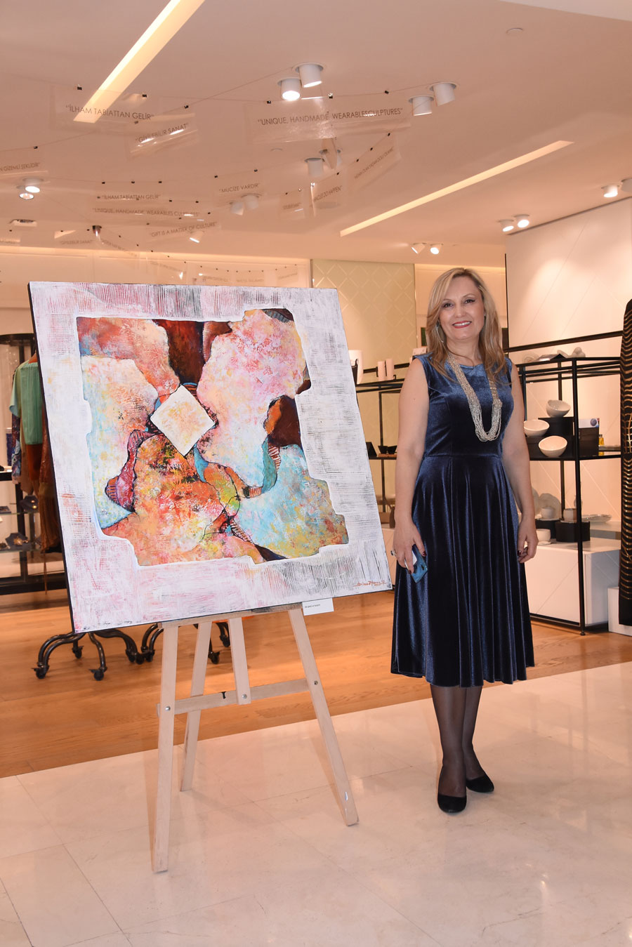 Vitrinler sanatla buluştu