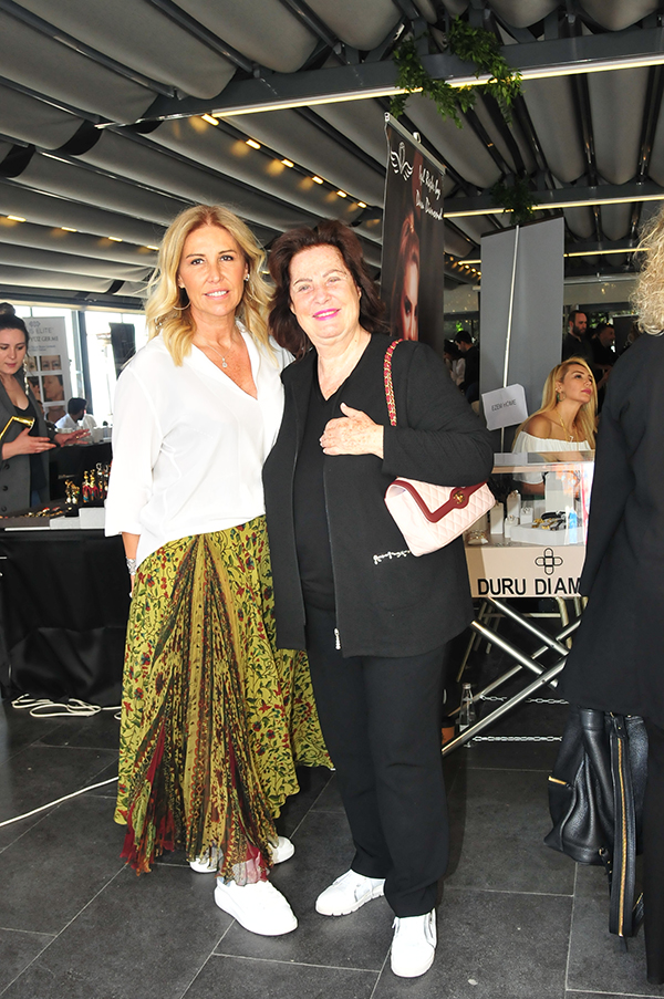 Alışveriş festivalinde bir araya geldiler