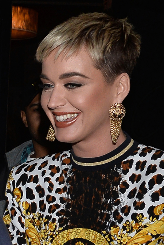 Katy Perry, Raisa Vanessa'nın tasarım kıyafetini giydi