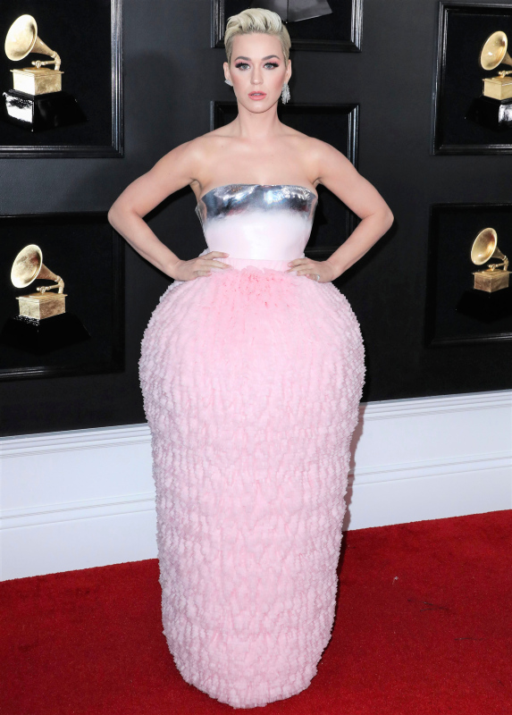 Katy Perry, Raisa Vanessa'nın tasarım kıyafetini giydi