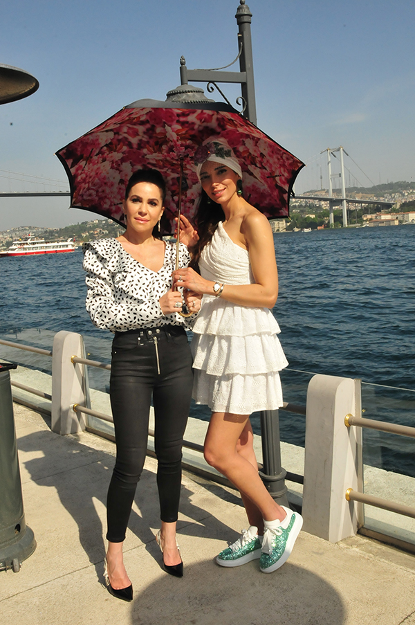 Alışveriş festivalinde bir araya geldiler