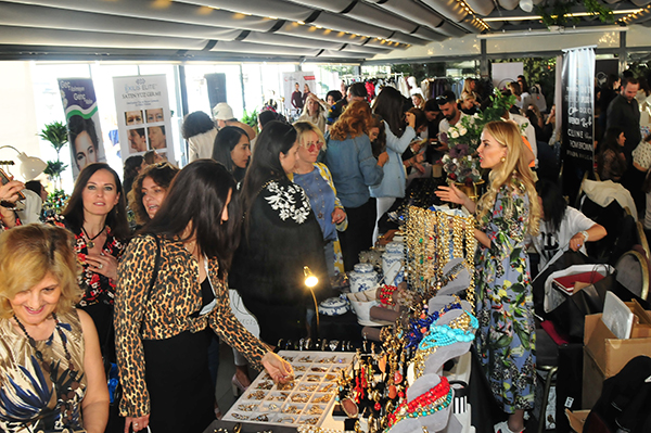 Alışveriş festivalinde bir araya geldiler