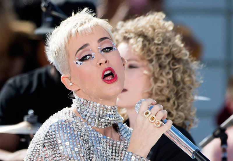 Katy Perry, Raisa Vanessa'nın tasarım kıyafetini giydi