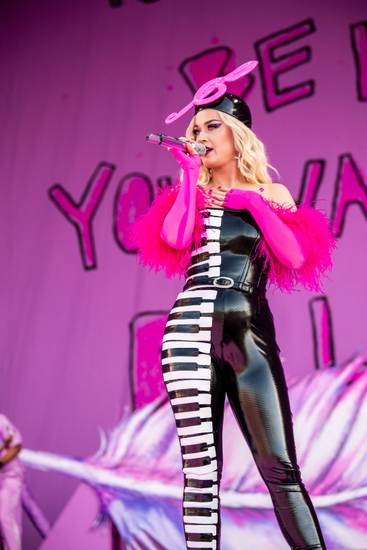 Katy Perry, Raisa Vanessa'nın tasarım kıyafetini giydi