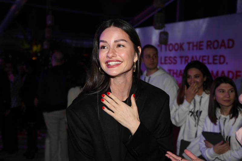 Tarzıyla her daim dikkat çekiyor