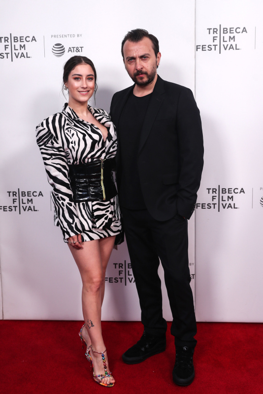 Hazal Kaya'dan takipçisine sert cevap