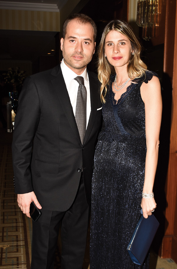 Genç çifte görkemli düğün 